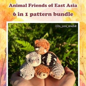 Peut inclure: Un ensemble de patrons de crochet PDF avec six amis animaux d'Asie de l'Est. L'image montre une collection de petits animaux au crochet faits à la main dans diverses couleurs, dont l'orange, le gris et le marron. Le texte sur l'image indique "PDF crochet Pattern Animal Friends of East Asia 6 in 1 pattern bundle."