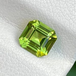 Asscher Cut Peridot Gemstone, VVS Clarity Natural Gemstone, August Birthstone, Green Yellow Gem for Jewelry Making, Modern Charm, 1.30 Ct
