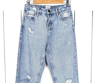 Jeans estilo mom jeans azules desgastados de tiro alto de los 90