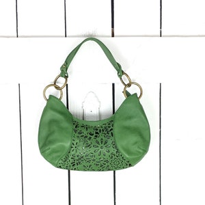 Cartera de hombro con cadena de latón y corte floral a láser en piel verde de Via Spiga