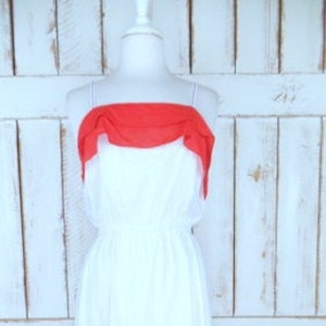 Vintage schiere weiß / rotes ärmelloses Rüschen-Sonnenkleid/weißes Rüschen-Midi-Pulloverkleid/Calhoun-Kleid