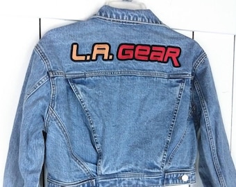 Chaqueta vaquera azul recortada con parche LA Gear vintage