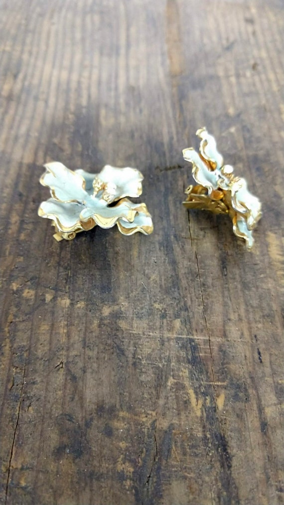 Vintage large floral enamel metal clip on earrings - image 3
