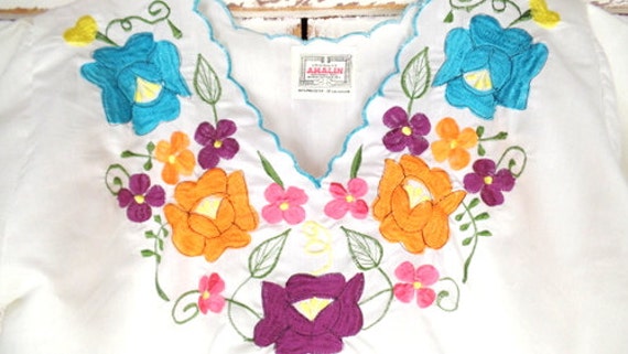 Vintage white floral Mexican embroidered top/shee… - image 3