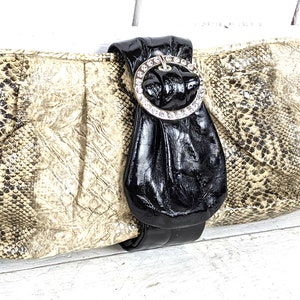 Bolso de mano de piel sintética con estampado de serpiente y reptil en beige y negro