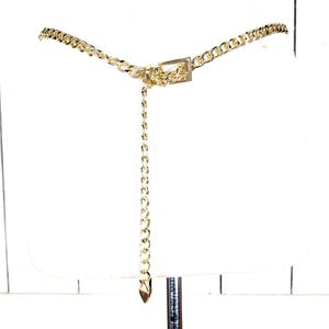 Cinturón con hebilla de eslabones de cadena de metal dorado