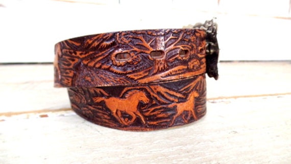 Vintage Wrangler brown tooled horse leather belt/… - image 3