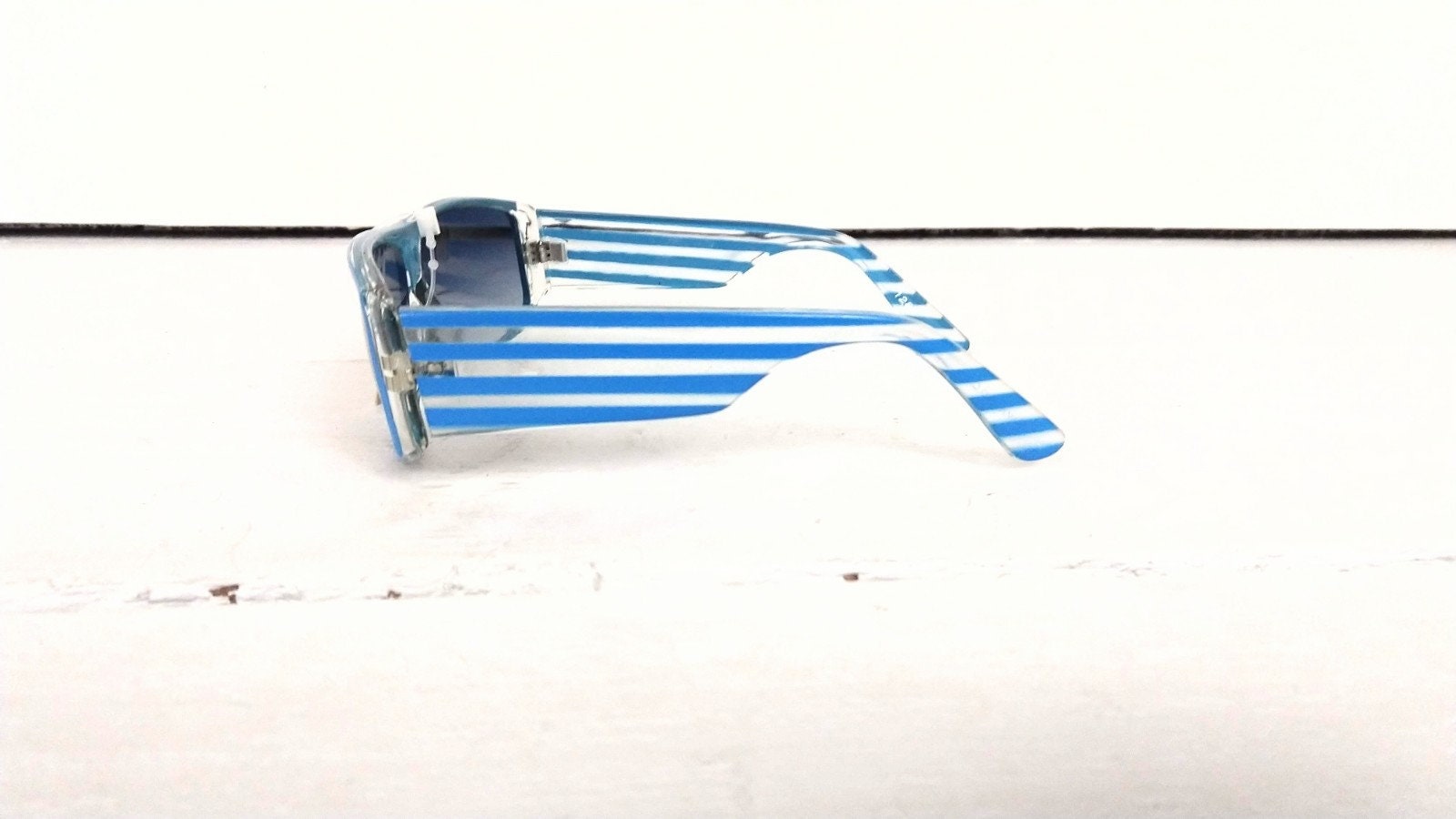 Vintage blue/clear striped plastic sunglasses/striped wide band sun glasses/Fash Clear Retro-Vintage Low Bridge Fit Round Gradient Sunglasses  main image 3