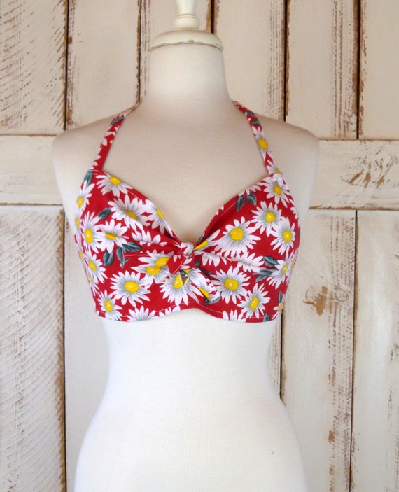 80s vintage red and white floral daisy cotton halt