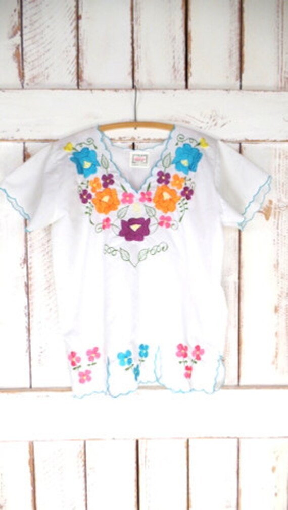 Vintage white floral Mexican embroidered top/shee… - image 2