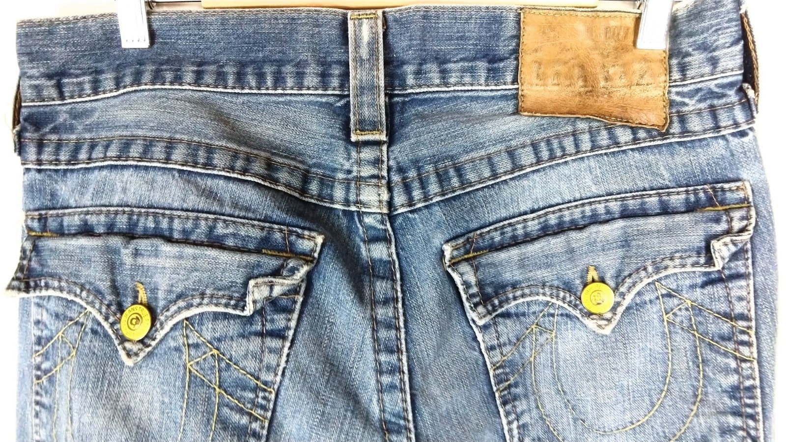 トゥルーレリジョンブランドのダメージ加工ブルーフェードデニム