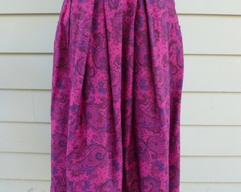 Falda midi de cintura alta con estampado floral paisley de color rosa púrpura