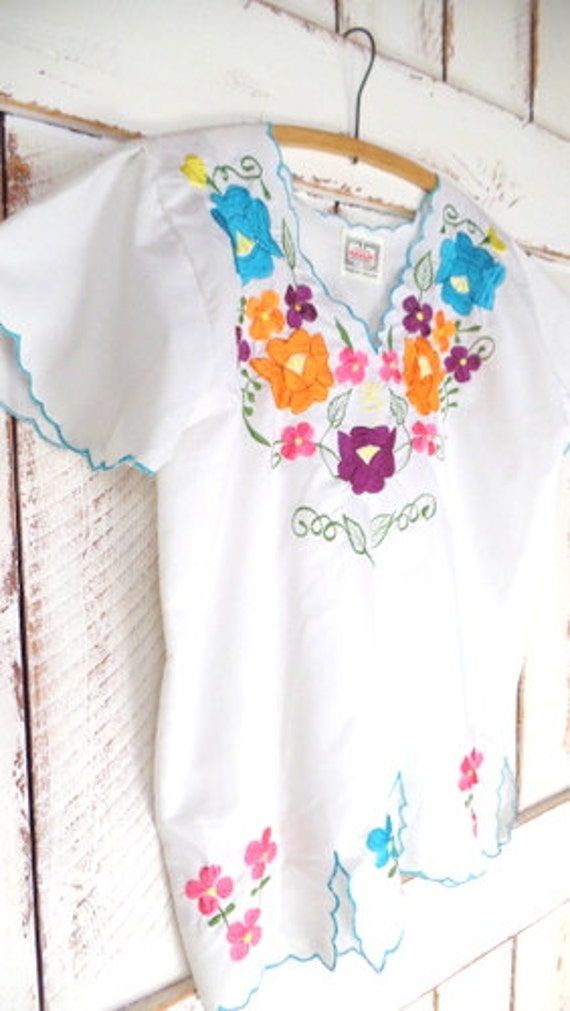 Vintage white floral Mexican embroidered top/shee… - image 4