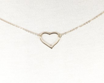 Cinturón de cadena fino y ligero con forma de corazón de metal dorado