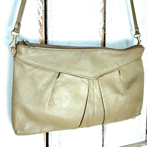 Cartera de mano de cuero marrón bronceado vintage de los años 70/bolso de mano de hombro de cuero pequeño/embrague de cuero marrón topo