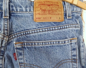 Jeansy Vintage 550 z wysokim stanem i zwężaną nogawką w kolorze niebieskim, z zapięciem na suwak