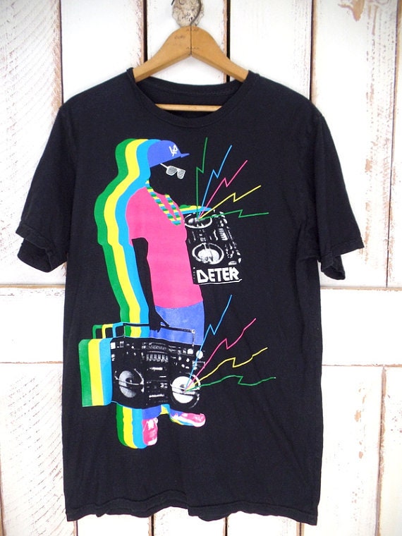 Black retro graphic tshirt/boom box radio tee/90s… - image 4