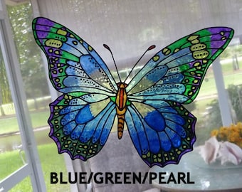 Papillon géant blues violet et vert fenêtre s'accrochent
