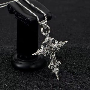 Collar con cruz de Jesús – Crucifijo gótico de acero inoxidable – Joyería religiosa para él