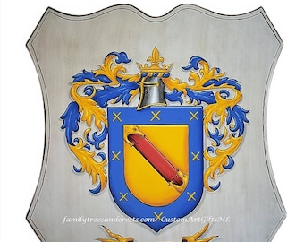 Könnte beinhalten: Ein bemalter Holzschild mit einem Wappen, das eine rote diagonale Linie auf gelbem Hintergrund zeigt, umgeben von blauen und goldenen floralen Designs. Der Schild ist mit einem Helm und einer Krone gekrönt. Der Text "Alanis" steht unter dem Schild.