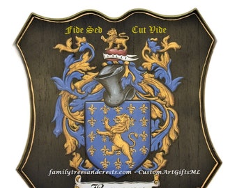 Könnte beinhalten: Eine Holzplakette mit einem Wappen, das einen Löwen, einen Helm und eine Schriftrolle mit dem Text "Beauman" zeigt. Das Wappen ist von goldenen und blauen floralen Designs umgeben. Die Plakette trägt oben den Text "Fide Sed Cut Vide" und "familytreesandcrests.com - CustomArtGiftsML".