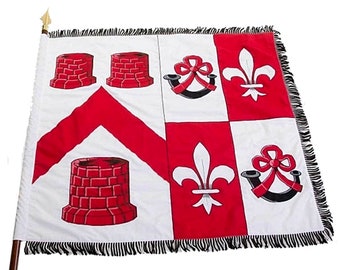 Puede incluir: Una bandera blanca con un galón rojo y pozos de ladrillo rojo en la esquina superior izquierda. El lado derecho de la bandera está dividido en cuatro cuadrados, alternando rojo y blanco. Los cuadrados rojos presentan una flor de lis blanca y una herradura negra con un lazo rojo. Los cuadrados blancos presentan una herradura roja con un lazo negro y una flor de lis negra.