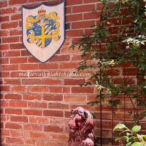 Outdoor house shield w. family crest