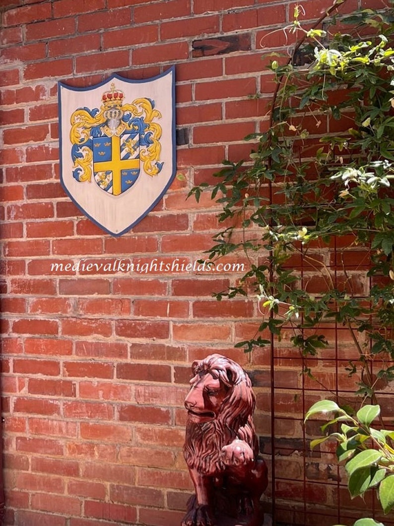 Outdoor house shield w. family crest