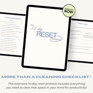 Può includere: Tre tablet digitali che mostrano un protocollo di ripristino di 14 giorni. Il tablet principale mostra "The 14 day RESET Protocol" in testo blu. Un cerchio verde con "DOWNLOAD NOW" è in alto a destra. Il testo "MORE THAN A CLEANING CHECKLIST!" è in basso.