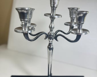 Candelabro de metal color plata para 5 velas, 35,5 cm de altura.