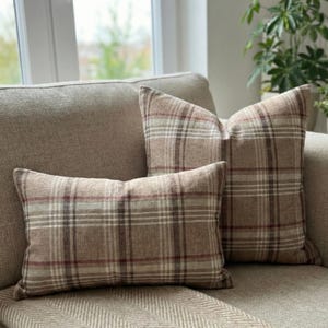 Funda de cojín de lino a cuadros marrón burdeos: moderna funda de cojín de estilo rústico.