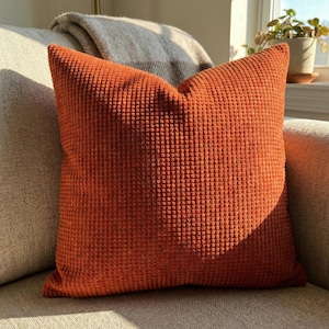 Funda de cojín naranja quemado con lunares, cojín decorativo naranja texturizado, decoración vibrante para el sofá.