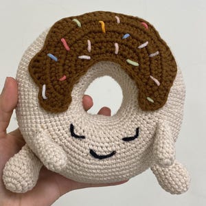 Handmade Crochet Donut Plush – Cute Amigurumi Dessert Toy, Chocolate Frosting with Sprinkles, Soft Gift for Kids & Decor