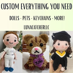 Puede incluir: La imagen muestra tres artículos de ganchillo hechos a mano: una muñeca de enfermera, un llavero de gato con una etiqueta de corazón y una muñeca de graduación. El texto en la parte superior dice "CUSTOM EVERYTHING YOU NEED".
