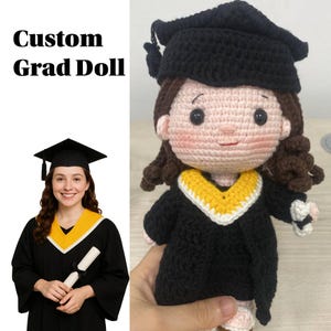 Personalisierte Abschluss-Häkelpuppe - Handgemachtes Amigurumi vom Foto - Einzigartiges Geschenk mit Mütze, Kittel & Diplom
