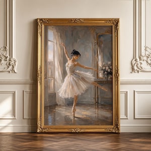 Op de afbeelding: Een ingelijst olieverfschilderij met een ballerina in een witte tutu die een danspose uitvoert in een kamer met een raam en doorschijnende gordijnen. Het kunstwerk zit in een sierlijke, rechthoekige gouden lijst met gedetailleerd houtsnijwerk.