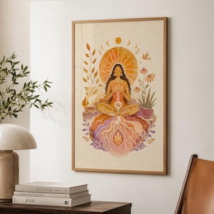 Könnte beinhalten: Ein gerahmter vertikaler Kunstdruck mit einer zentralen Figur in meditativer Pose, umgeben von einem Sonnenstrahl, Mondphasen, botanischen Elementen und Wurzeln in warmen Orange-, Gelb-, Rosa- und Violetttönen auf cremefarbenem Grund.