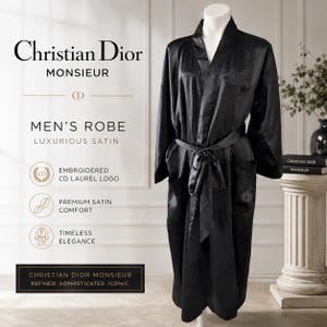 Może przedstawiać: Czarny szlafrok satynowy z pasującym paskiem, prezentowany na manekinie. Szlafrok posiada haftowane logo i jest oznaczony jako "Christian Dior Monsieur". Obraz podkreśla luksusowy materiał satynowy i ponadczasową elegancję szlafroka.