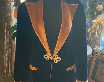 Chaqueta de fumar vintage de terciopelo azul marino con solapas de terciopelo dorado y puños bordados a mano. Hecha a medida.