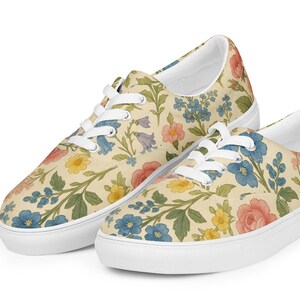 Women’s lace-up canvas shoes
