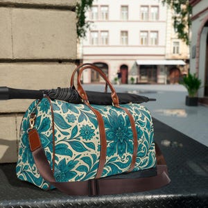 Stylish Waterproof Travel Bag, Floral Overnight Bag, Weekend Duffle, Gym Holdall, Perfect for Vacations and Getaways