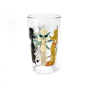 Puede incluir: Un vaso transparente con una ilustración retro de tres caniches. Un caniche negro, uno crema y uno dorado están representados con accesorios elegantes. El fondo presenta explosiones de estrellas y líneas estilizadas.