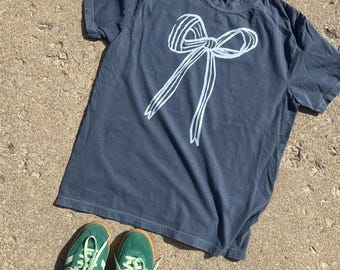 T-shirt graphique coquette Comfort Colors avec nœud, couleur au choix