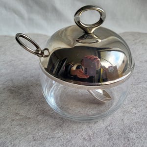 Vintage sockerskål i glas med metalllock och sked, syltburk