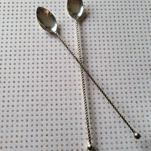 Cuillères à cocktail vintage plaquées argent avec manche torsadé (Lot de 2), Zilverstad Pays-Bas