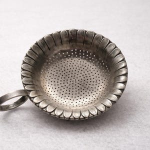 Colino da tè vintage in alpacca, motivo floreale, elegante cucina