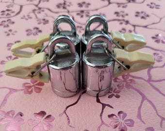 Pesos de toalha de mesa cromados vintage, design cilíndrico minimalista, prendedores de piquenique de metal dos anos 1980.