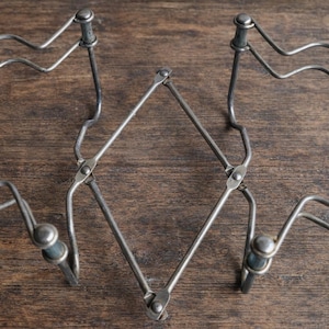 Può includere: Un set di tre tazze in ceramica con finitura opaca e macchiettata. Le tazze sono nei toni del crema, grigio chiaro e grigio scuro. Ogni tazza ha un design semplice e moderno e un manico arrotondato.