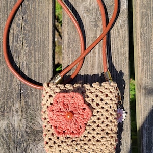 Vintage Style Crossbody Phone Case – Handmade Macrame with Floral Accents