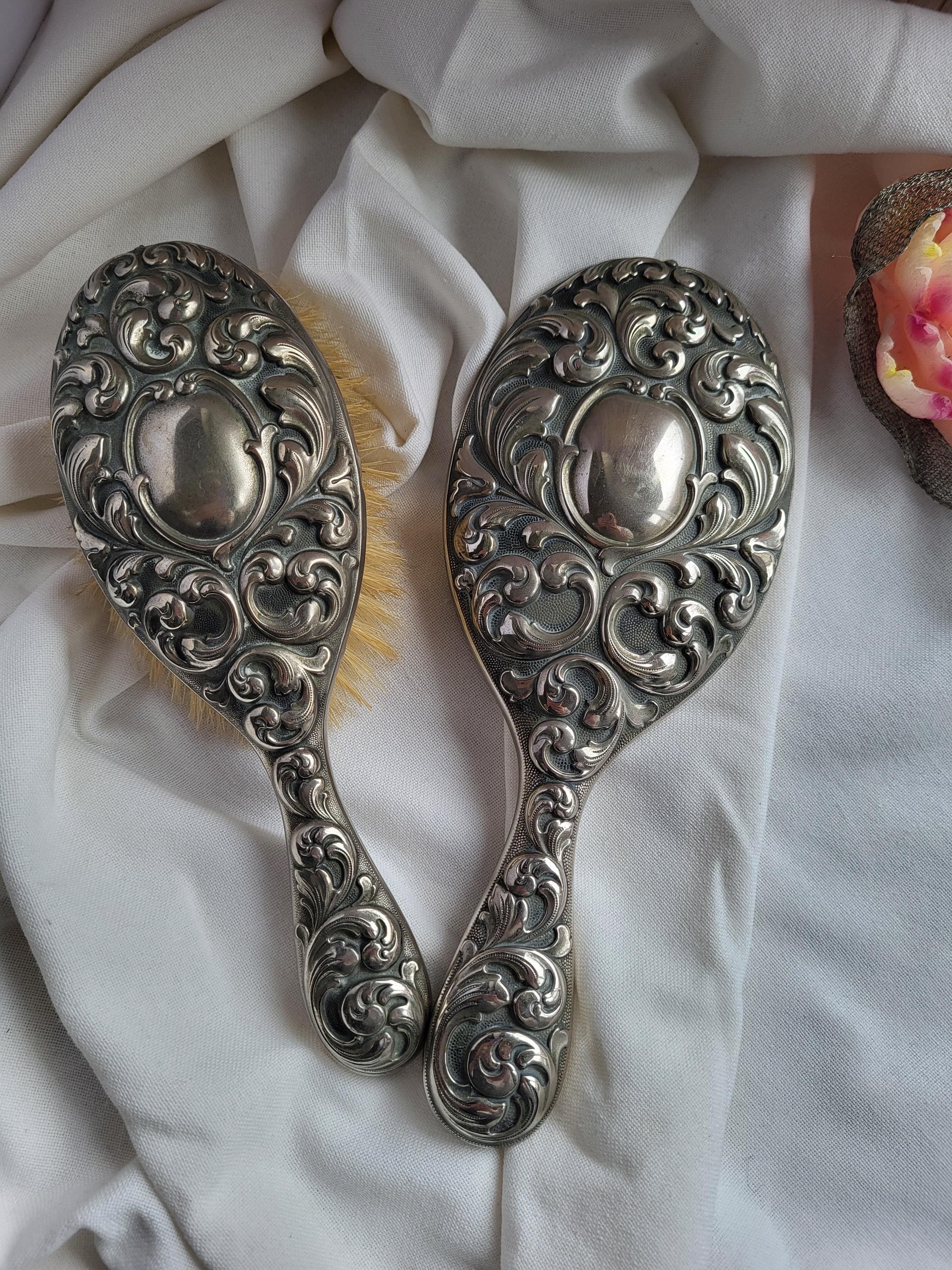 Hirokoヴィンテージ パイロセラム ニューデラックスセットハンドル付き Victorian Revival Vanity Set – Ornate Hand Mirror & Hair Brush